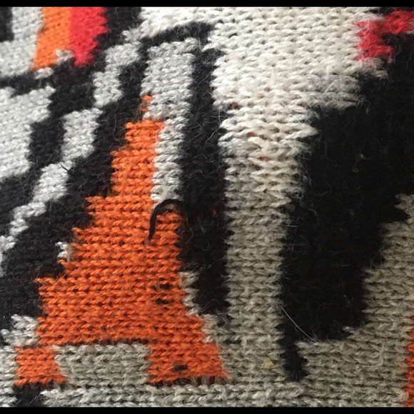 Forever 21 Lion Sweater - Picture 5 of 6